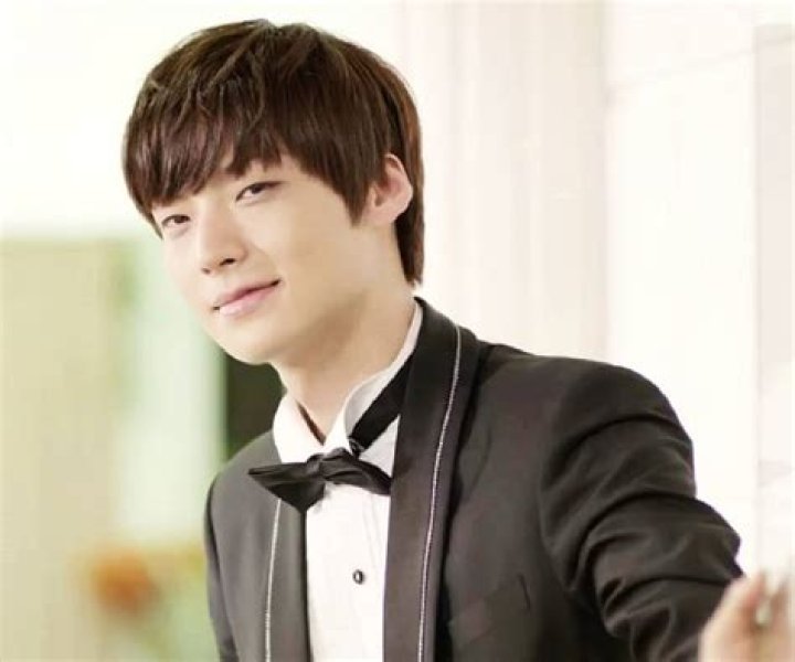 Ahn Jae-hyun Biography - Facts, Childhood, Family & Achievements of South Korean Model & Actor