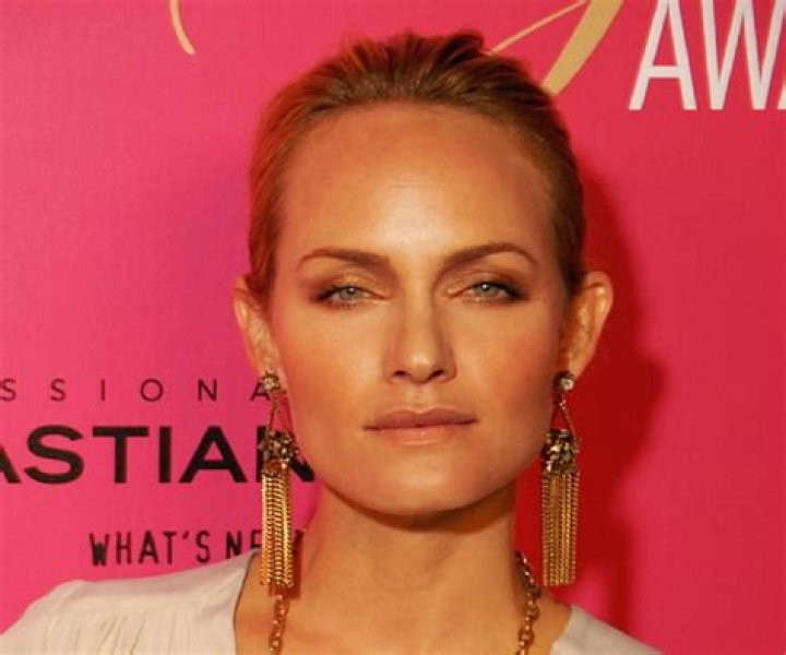 Amber Valletta Biography - Facts, Childhood, Family Life & Achievements
