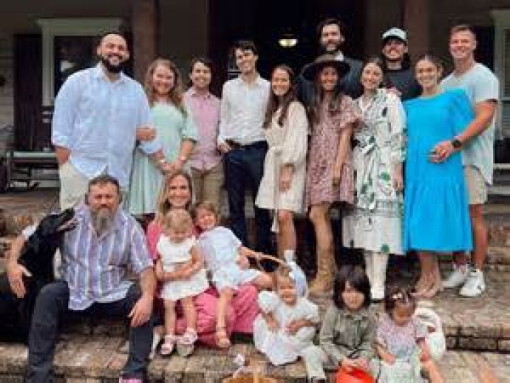 Amik Robertson family, wife, children, parents, siblings