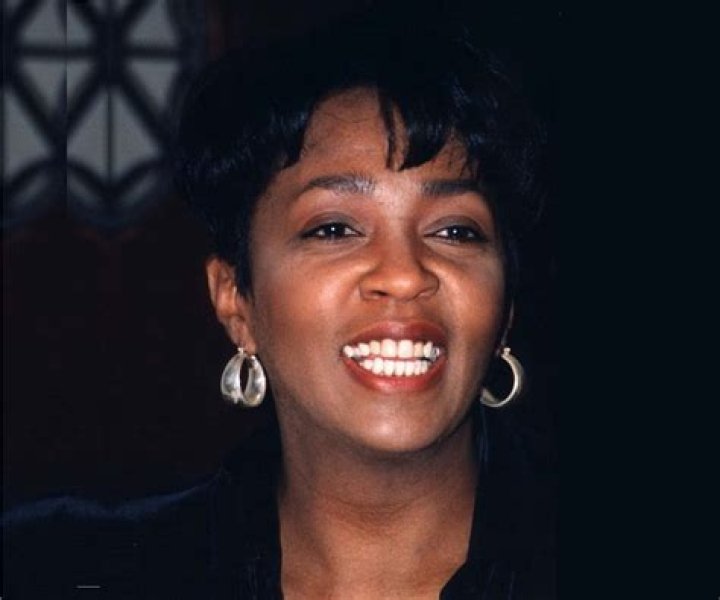 Anita Baker Biography - Childhood, Life Achievements & Timeline
