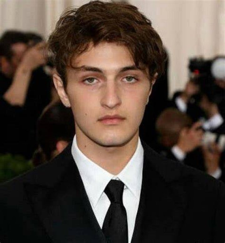 Anwar Hadid Biography