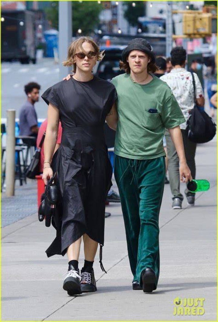 Are Tommy Dorfman and Lucas Hedges together?