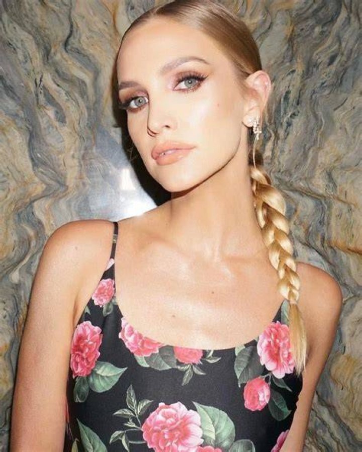 Ashlee Simpson Biography - Childhood, Life Achievements & Timeline