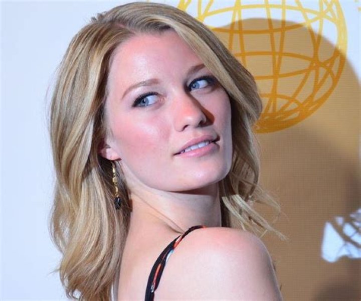 Ashley Hinshaw Biography - Facts, Childhood, Family Life & Achievements