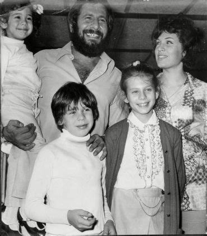 Chaim Topol family, wife, children, parents, siblings