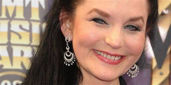 Crystal Gayle Biography