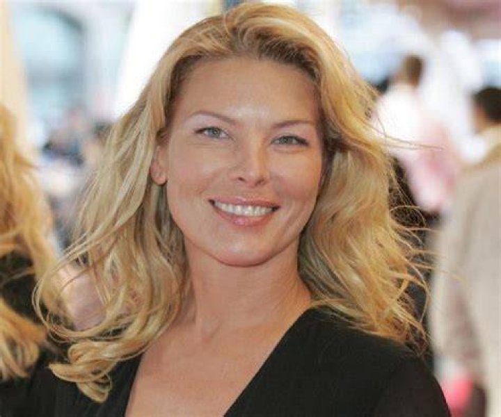 Deborah Kara Unger Biography - Facts, Childhood, Family Life of Canadian Actress