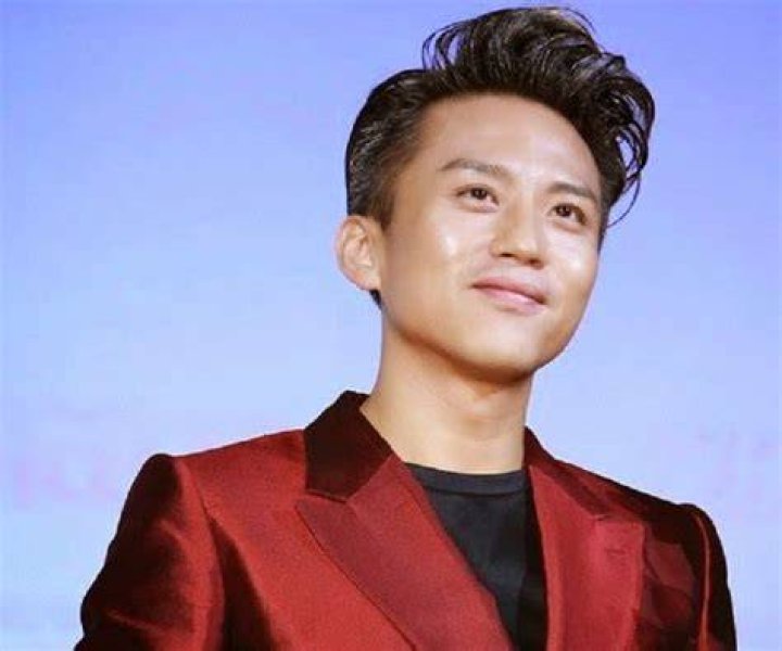 Deng Chao Biography - Facts, Childhood, Family, Achievements of Chinese Actor