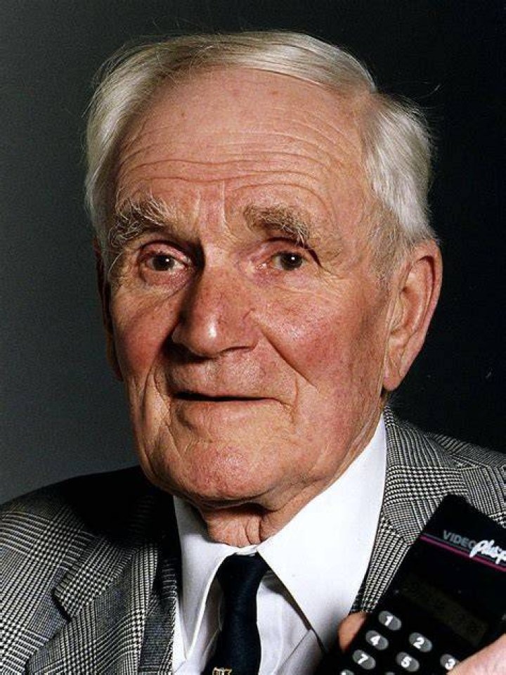 Desmond Llewelyn Desmond Llewelyn