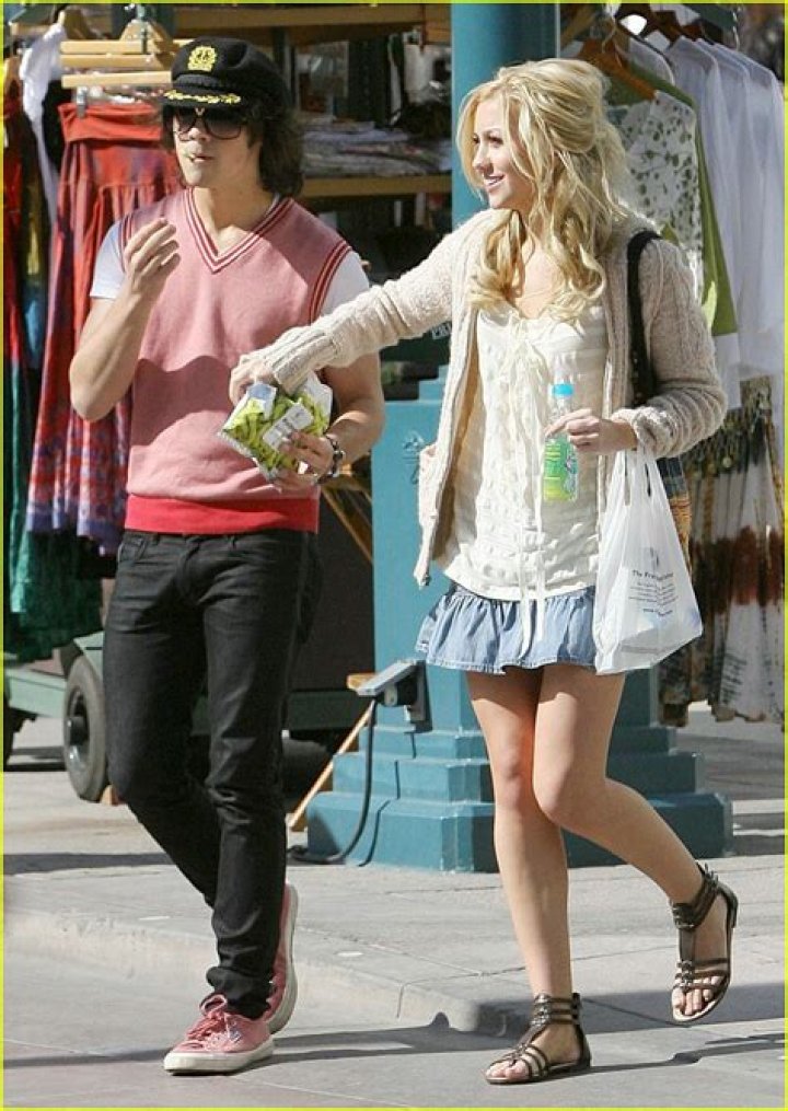 Did Chelsea Kane and Joe Jonas date? – Celebrity