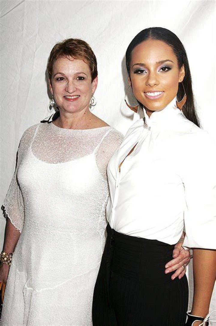 Does Alicia Keys have sister? Did Alicia have a twin sister?