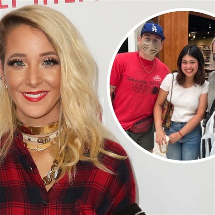 Does Jenna Marbles have a sister?