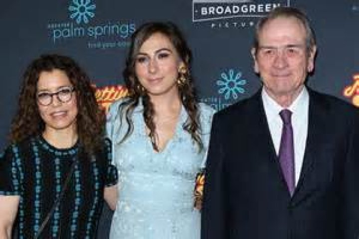 Does Tommy Lee Jones have brothers and sisters?