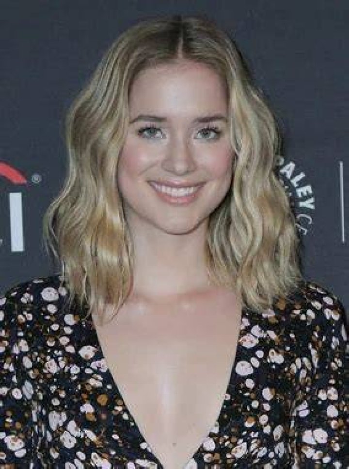 Elizabeth Lail Biography - Facts, Childhood, Family Life & Achievements