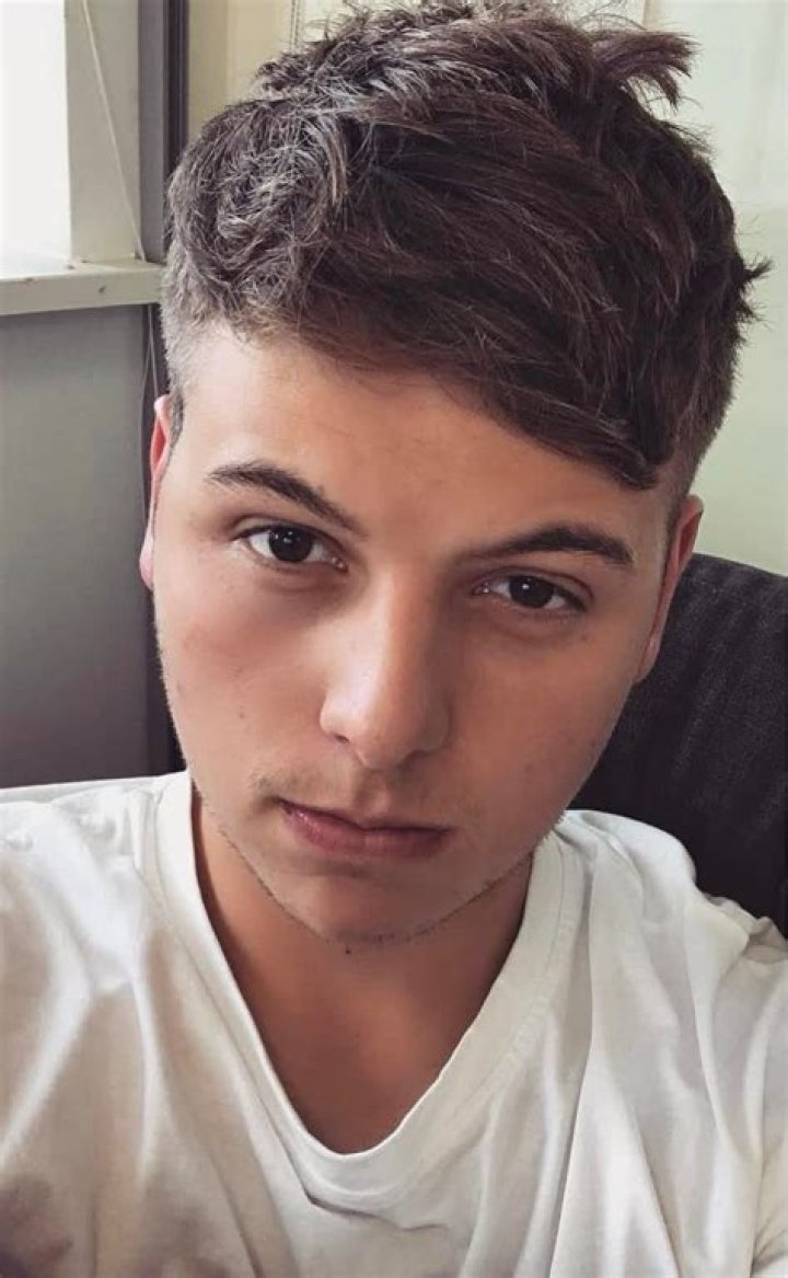Elliot Giles Biography
