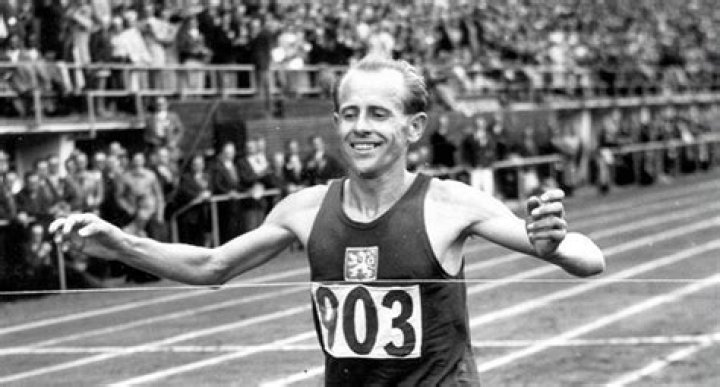 Emil Zátopek Biography - Facts, Childhood, Family Life & Achievements