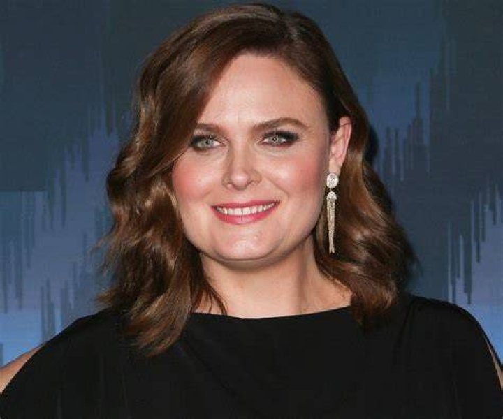 Emily Deschanel Biography - Facts, Childhood, Family Life & Achievements