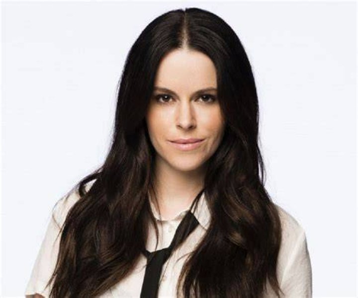 Emily Hampshire Biography - Facts, Childhood, Family Life of Canadian Actress