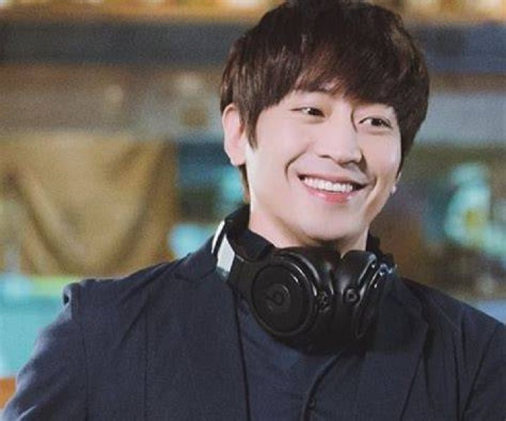 Eric Mun Biography - Facts, Childhood, Family & Achievements of South Korean Actor & Singer