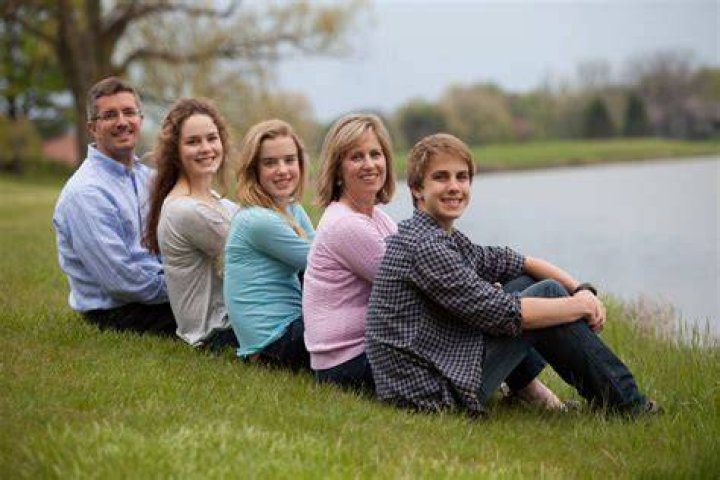 Amik Robertson family, wife, children, parents, siblings 2 family