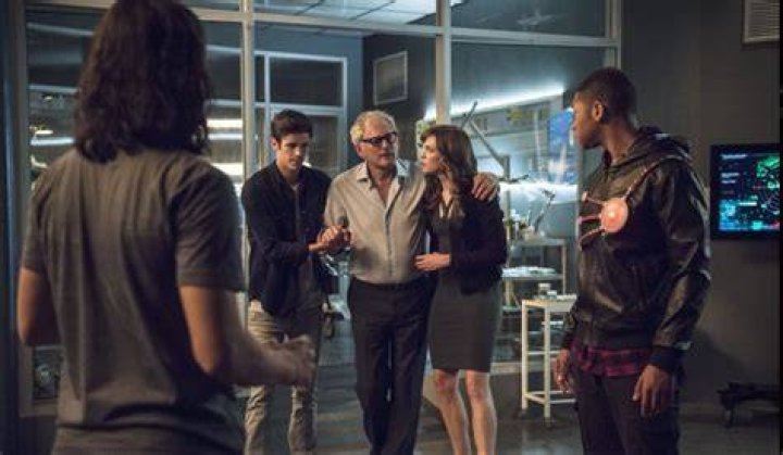 First Look Images From The Flash Season 2, Episode 4: “The Fury Of Firestorm”