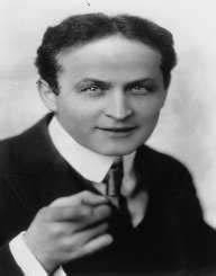Harry Houdini Biography - Facts, Childhood, Family Life & Achievements