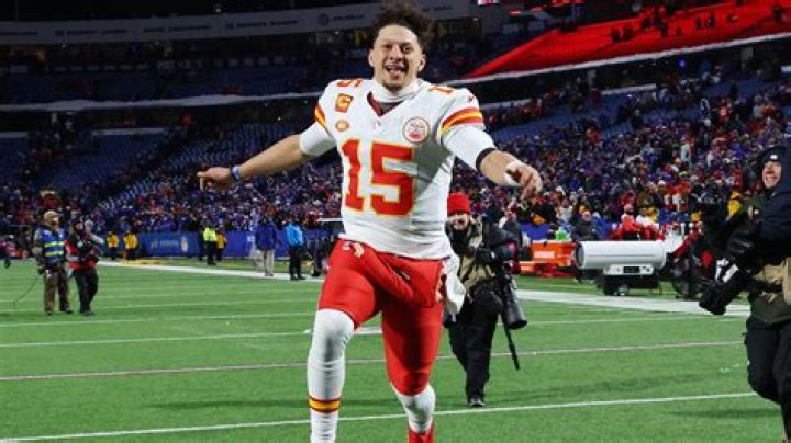 How much does Pat Mahomes weigh?