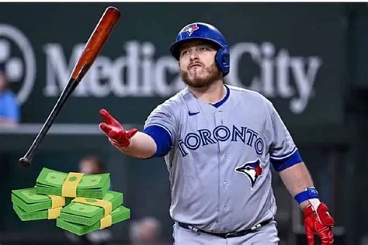 How much is Alejandro Kirk worth? Contract, trade, salary and net worth