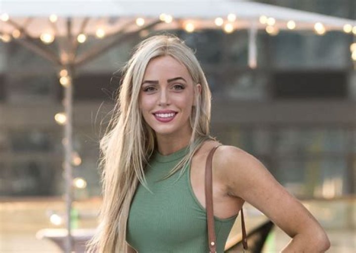 How Much Money Does Alexandra Cooper Make? – Celebrity