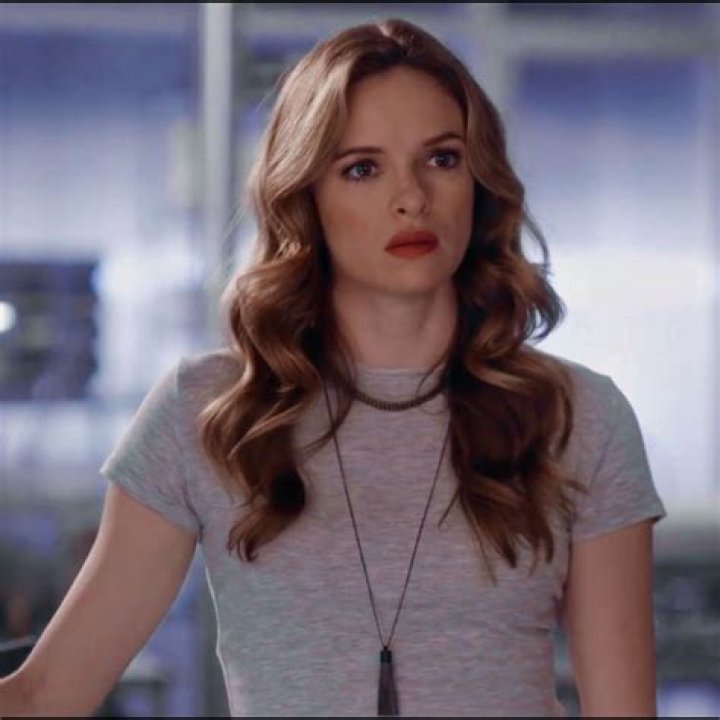 How Tall Is Caitlin Snow? – Celebrity