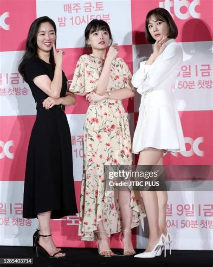 How tall is Ji Eun-hee?