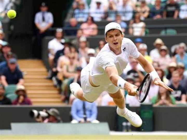 Hubert Hurkacz age, Instagram, net worth, family, height, ATP ranking, prediction, flashscore, barefoot
