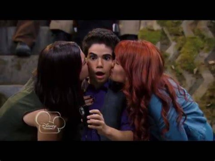 Is Emma and Luke adopted on Jessie? – Celebrity