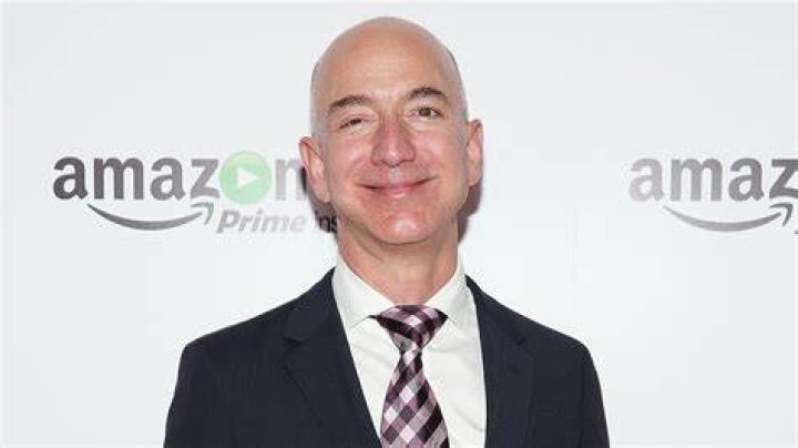 Is something wrong with Jeff Bezos’ eye?