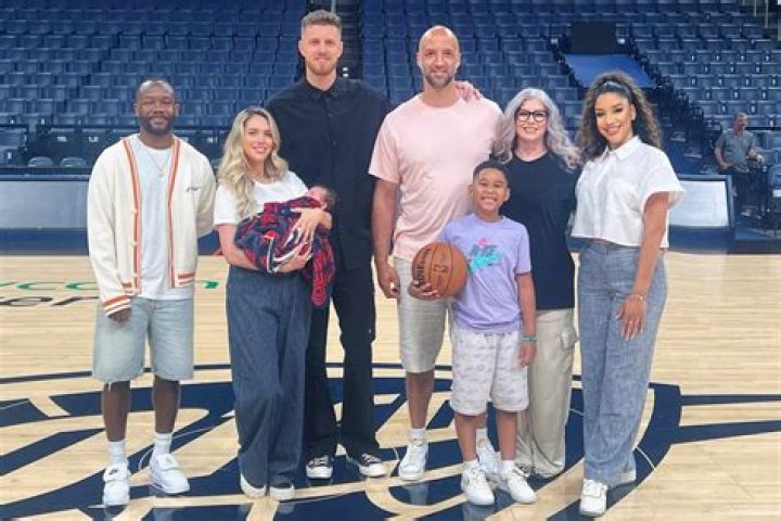 Isaiah Hodgins family, parents, siblings, girlfriend, children