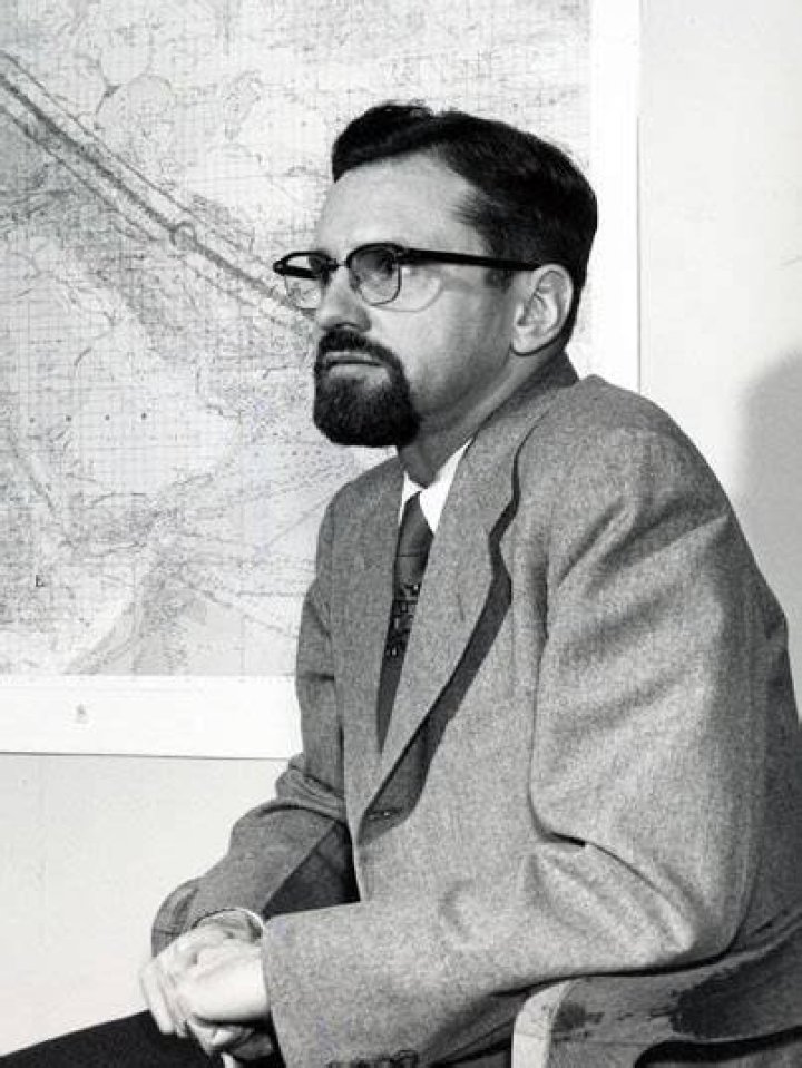 J. Allen Hynek Biography - Childhood, Life Achievements & Timeline