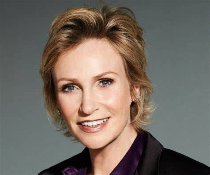 Jane Lynch Biography - Facts, Childhood, Family Life & Achievements