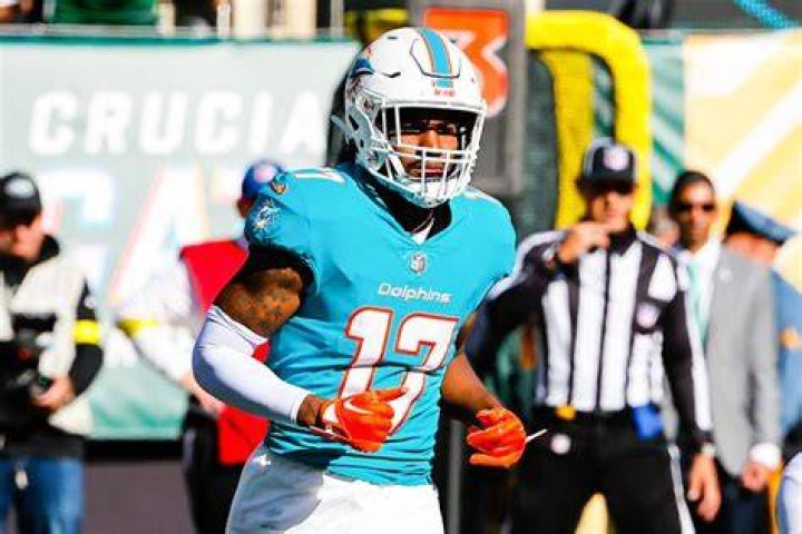 Jaylen Waddle height and weight – Measurement in meters, feet, KG and Ibs 1 jaylen waddle family football player 1024x683 1