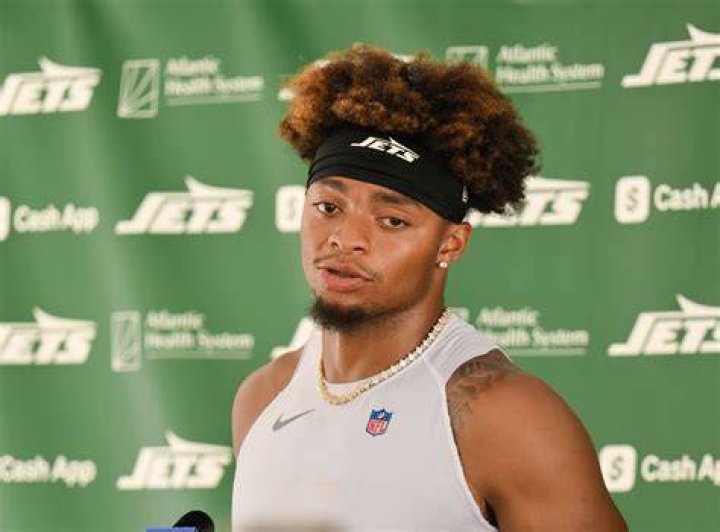 Justin Fields profile, bio, birthday, wife, children, contract, salary, net worth