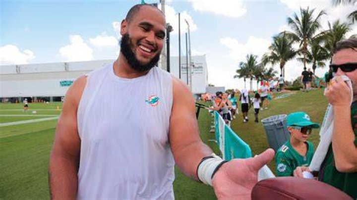 Larry Borom age, height, ethnicity, family, college, 40 time, draft, trade, net worth, Instagram