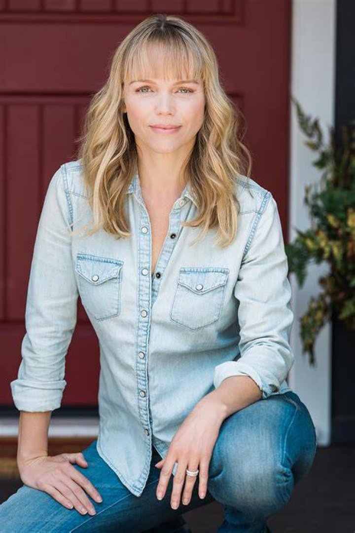 Lauren Bowles Biography