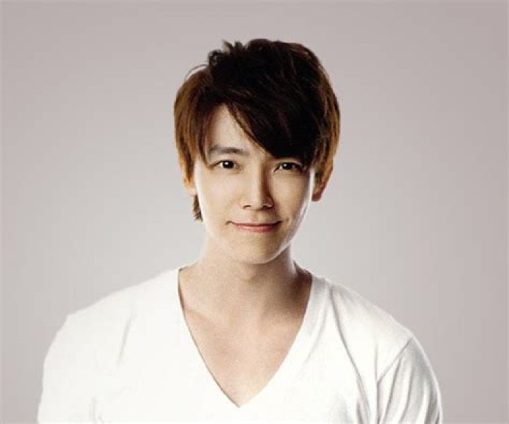 Lee Dong-hae Biography - Facts, Childhood, Family Life of South Korean Singer & Actor