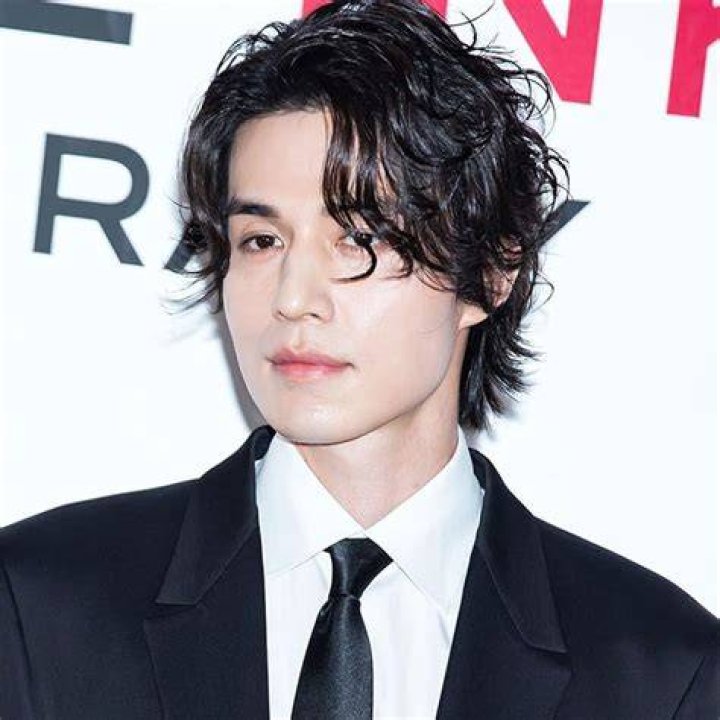 Lee Dong-wook Biography