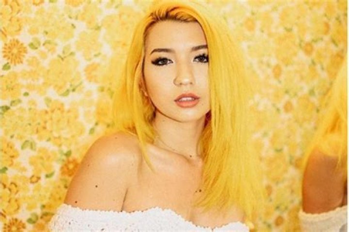 Mia Stammer Biography