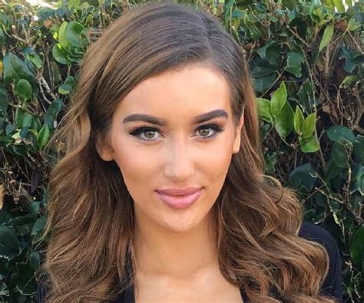 Molly Eskam Biography - Facts, Childhood, Family Life & Achievements