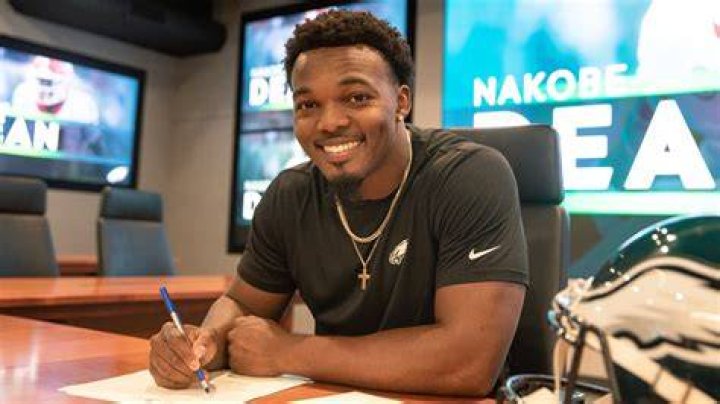 Nakobe Dean contract, salary and net worth explored