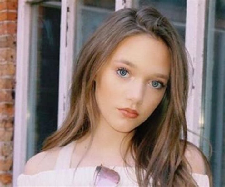 Phoebe Tomlinson Biography - Facts, Childhood, Family Life & Achievements