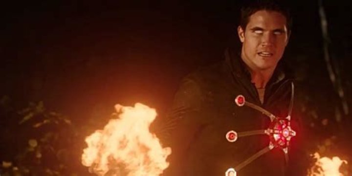Robbie Amell Teases Return As Firestorm In The Flash Season 2