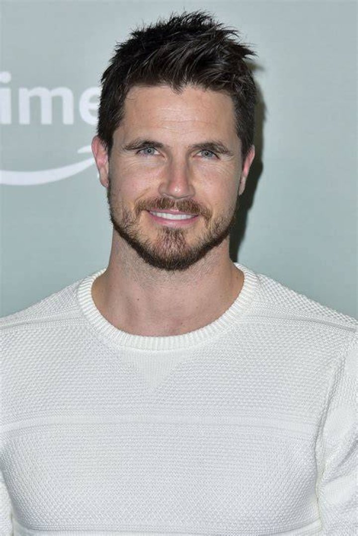 Robbie Amell Robbie Amell