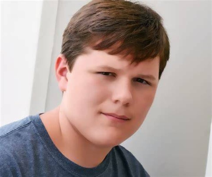 Robert Capron Biography - Facts, Childhood, Family & Achievements of Actor